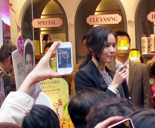 Han Ga In’s Beauty Shines Even in Streets