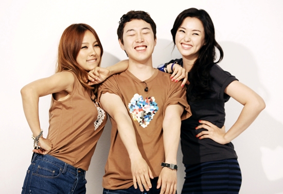 What Happens When You’re Stuck in Between Lee Hyori and Honey Lee?