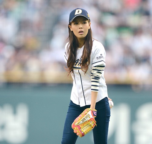Wonder Girls’ Yubin’s Fashion as a Ceremonial Pitcher