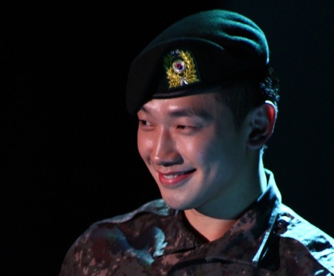 Rain Shares a Selca While on Vacation