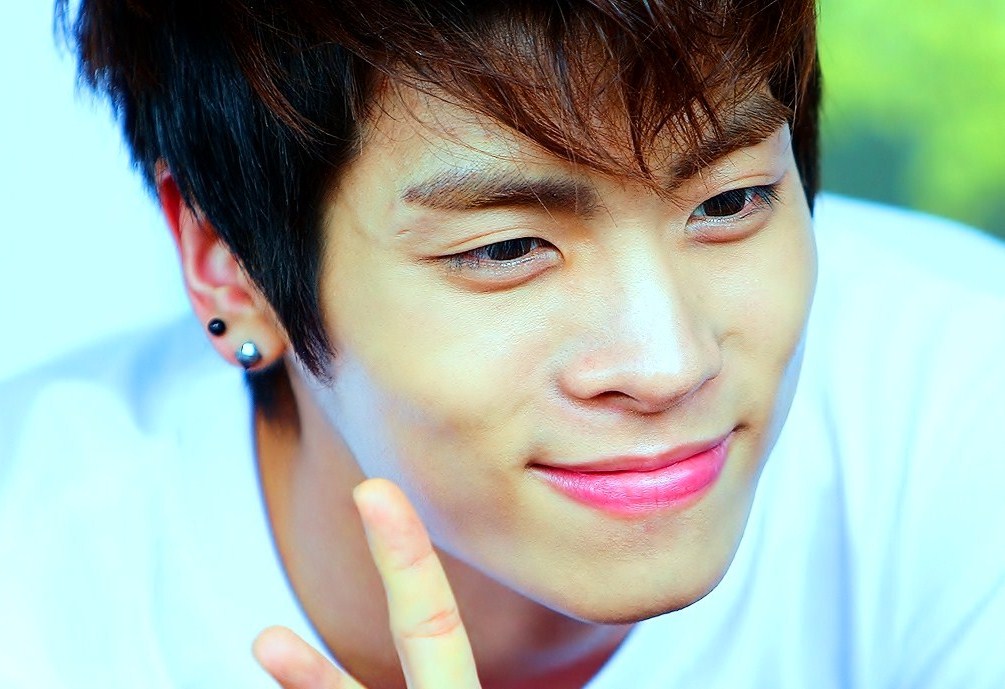SHINee’s Jonghyun Almost Arrived at the Airport with No Shirt On