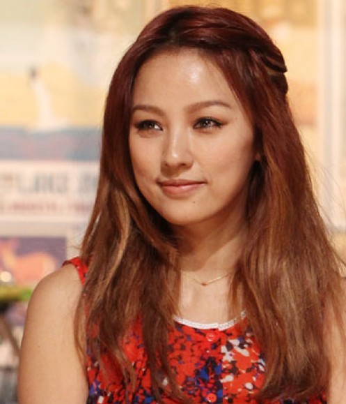 Lee Hyori’s Book “Closer” Sells Out within Days of Release and Requires Third Printing