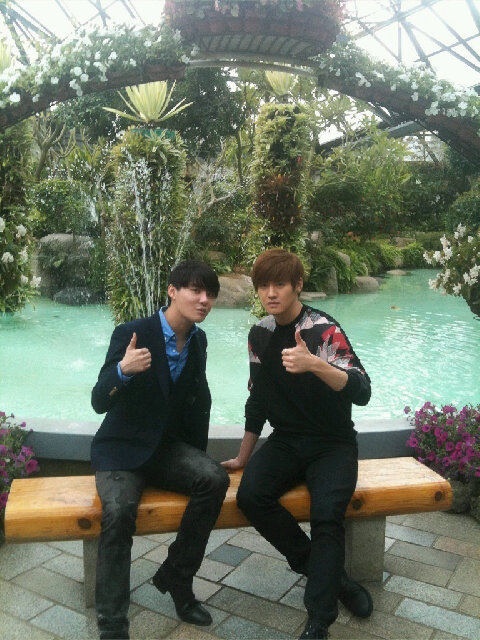 JYJ’s Junsu and Twin Brother, Juno, Pose Identically for Selca