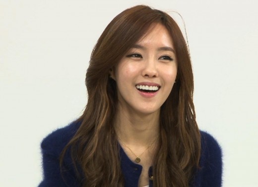 T-ara’s Hyomin Takes a Photo with Birthday Gifts