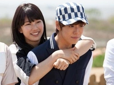 Suzy Gives Lee Hyun Woo a Back Hug