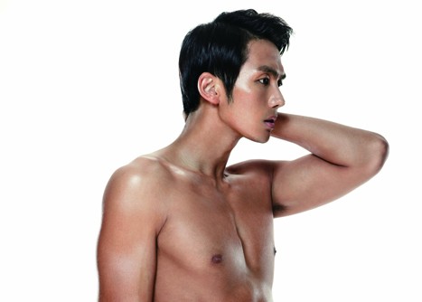 2AM’s Seulong Shows Off His Sculpted Body for “Ceci”