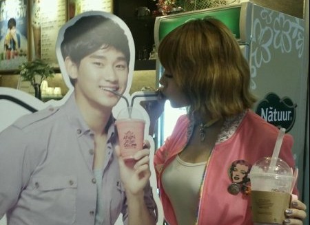 Girl’s Day Yura Shares a Love Shot with Kim Soo Hyun?