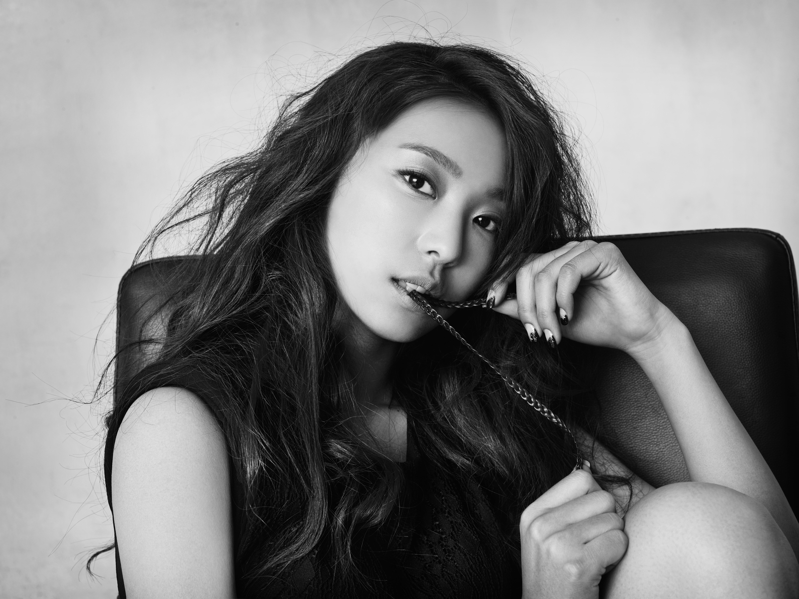 SISTAR Bora’s Perfect Leg Line Is Too Hot to Resist
