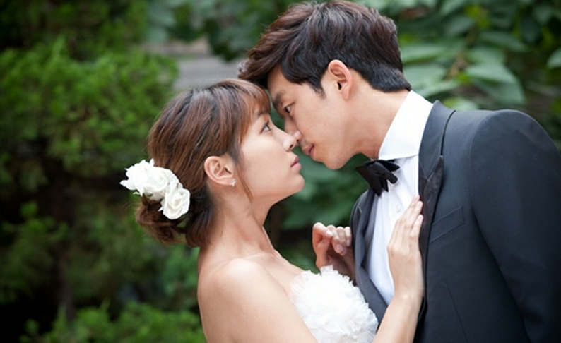 Gong Yoo and Lee Min Jung Share a Heart-Pounding Kiss