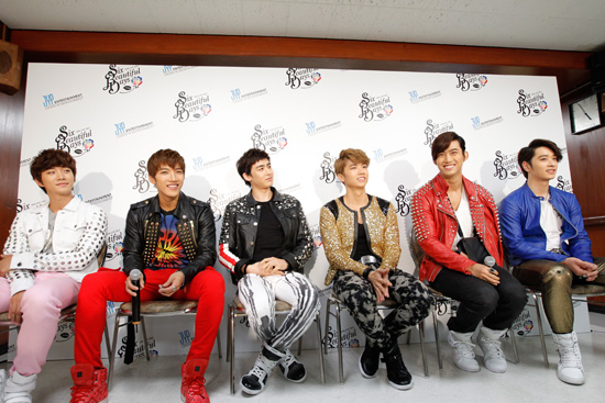 2PM’s Taecyeon Fractured Arm While Arm Wrestling, Inserted Metal Pins