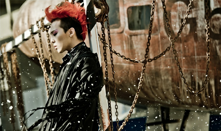 Big Bang’s GD Shows Off his Pink Hairstyle and Updates Fans from Paris