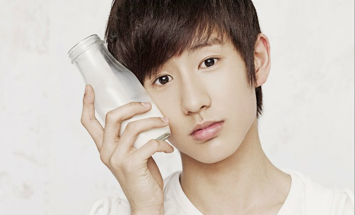 Boyfriend’s Minwoo Makes Female Fans Swoon with His Chocolate Abs