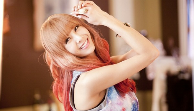 G.NA Kisses Her Female Backup Dancer Onstage?!