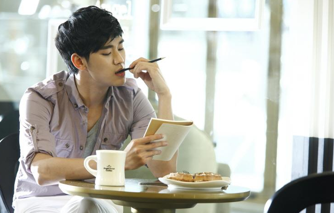 “The Moon that Embraces the Sun’s” Kim Soo Hyun Spotted Filming “Running Man!”