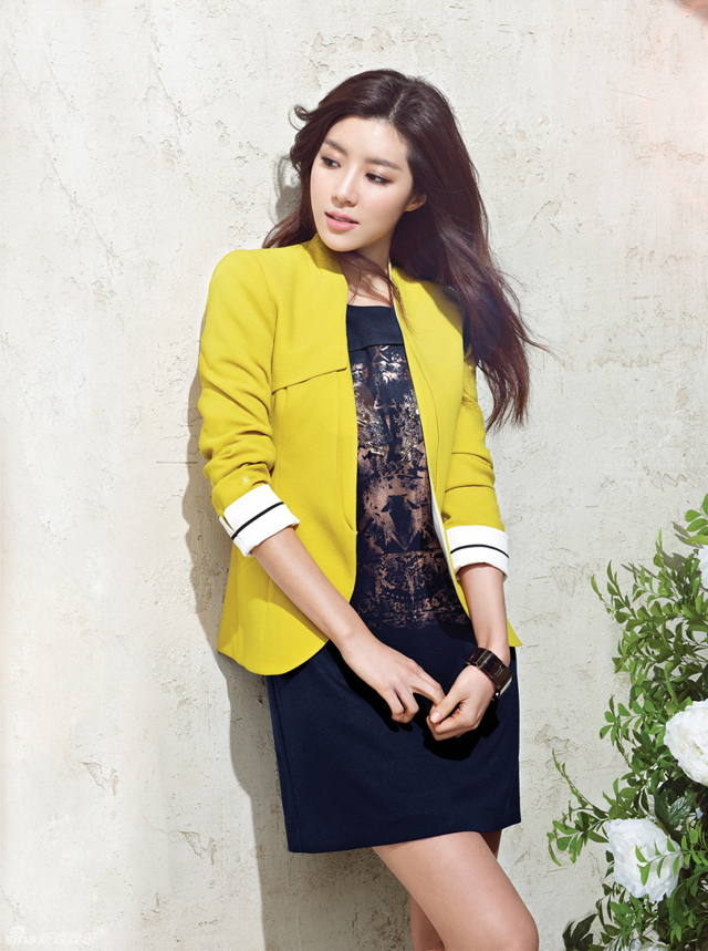 Park Han Byul Shows Off Glamorous Figure in a Fancy Dress