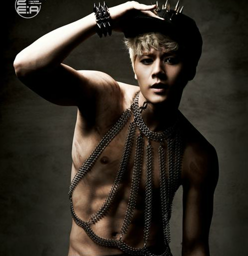 ZE:A’s Dongjun Reveals His Washboard Abs