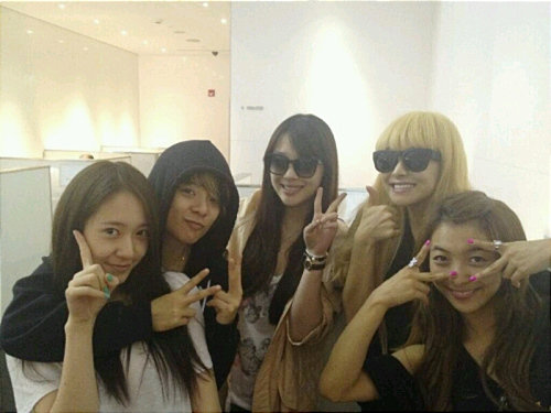 f(x) Celebrates “Music Bank” Win at the Airport