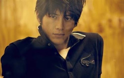 Go Soo Favorably Reviewing New Historical Drama Deal