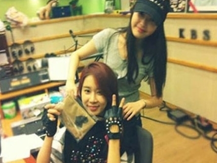 IU Has a “Mental Breakdown” from News of Yoo In Na and Ji Hyun Woo