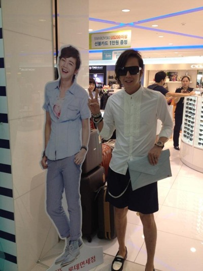 Jang Geun Suk Poses with Himself for Airport Fashion Proof Shot
