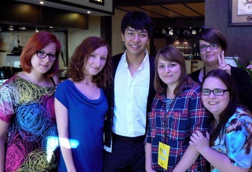 Lee Seung Gi Snaps a Picture with Foreign Fans