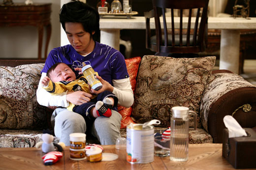 Jang Geun Suk Wants to be Recognized by His Son Mason Moon