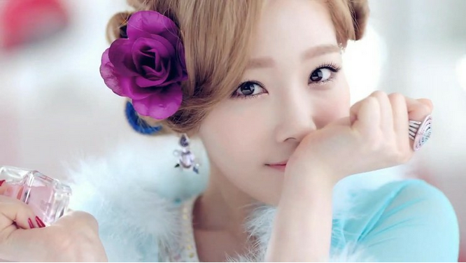 Girls’ Generation’s Taeyeon Spotted Wearing Same Clothes as “Nation’s Little Sister” Kim Yoo Jung