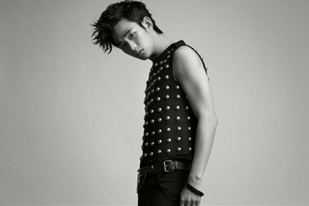 Kim Soo Hyun Is Training Hard to Make a Manly Body for His Upcoming Film “Secretly and Greatly”