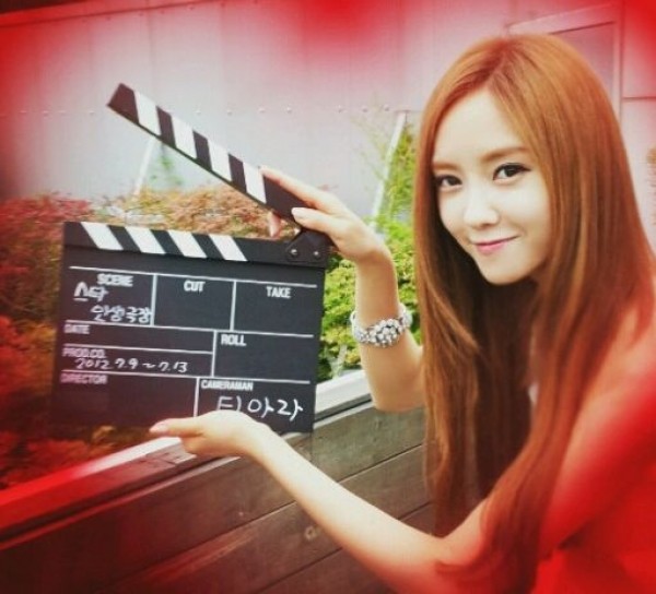 T-ara’s Hyomin Snaps Photo with Lee Chun Hee and Kang Ye Won on Set of “The Thousandth Man”