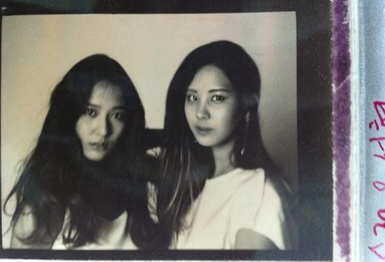f(x) Krystal and Seohyun Take Black and White Picture Together