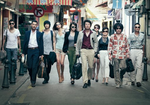 “Thieves” Jeon Ji Hyun: “I Can’t Compete with Kim Hye Soo Because My Breasts Are Smaller”