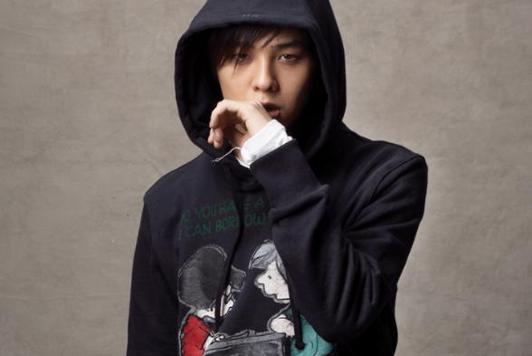G-Dragon Riding an Invisible Skateboard in the Studio?!