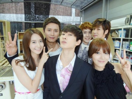 DBSK, Super Junior, Girls’ Generation, f(x), BoA and Lee Soo Man Take Photos Together