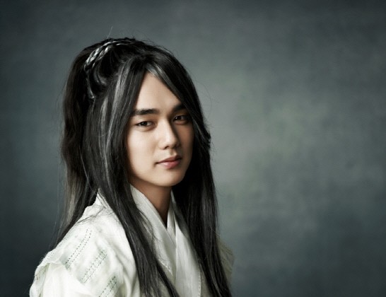Yoo Seung Ho Is a Sexy Emerald Emperor for “Arang and the Magistrate”