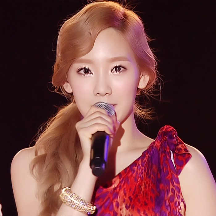 Taeyeon Reveals Photos of Herself Taken with Fans in the Background