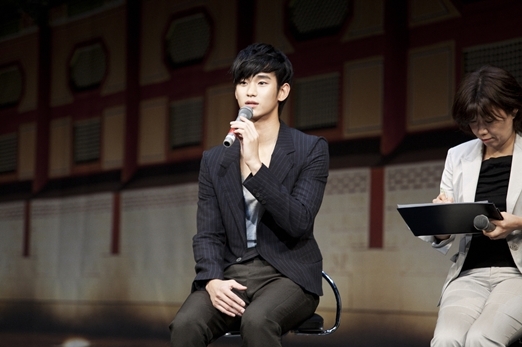 100 Media Sources Cover Kim Soo Hyun’s “The Moon That Embraces the Sun” Tokyo Press Conference