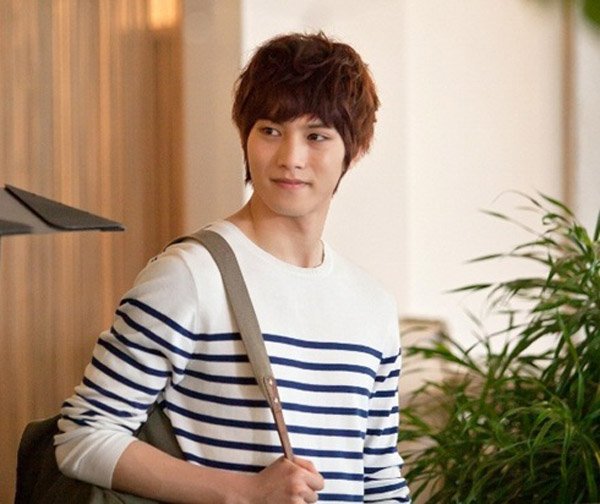 CNBlue’s Lee Jong Hyun Is a “Flower Boy” for “Vogue Girl”