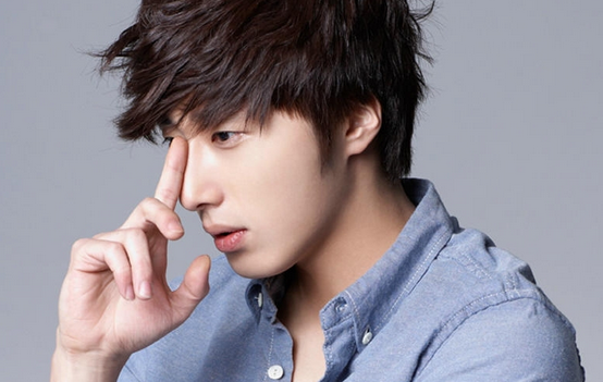 Jung Il Woo Snaps a Photo While Chatting with Chinese Netizens