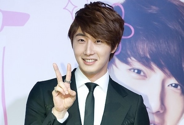 Jung Il Woo Launches Official Japanese Fan Club