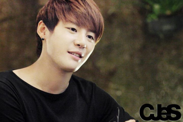 JYJ’s Junsu Gives Smouldering Look in Soccer Uniform