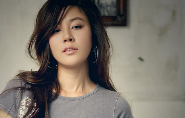 Kim Ha Neul Takes a Cute Photo on Set of “A Gentleman’s Dignity”