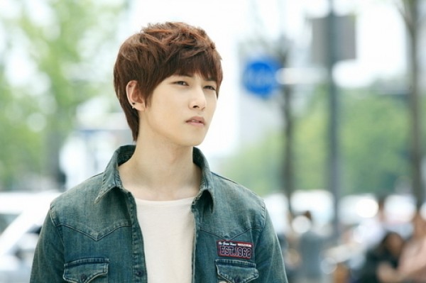 CNBlue’s Lee Jong Hyun Receives Praise for Tears Acting