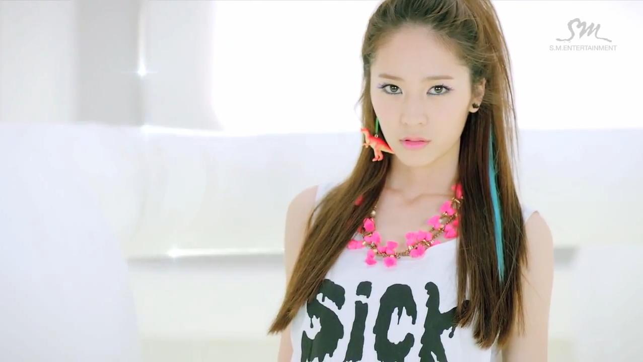 f(x)’s Krystal Shows off Her Sexy Legs in White Skinny Jeans
