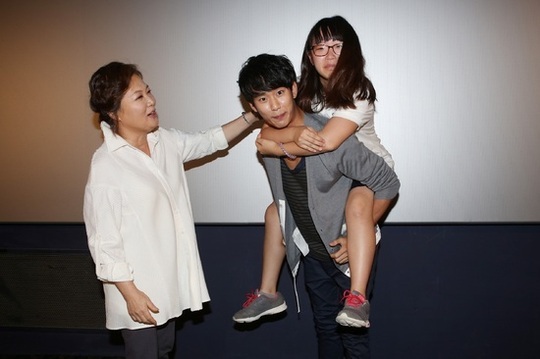 Kim Soo Hyun Keeps His Promise of Carrying the 10 Millionth Viewer