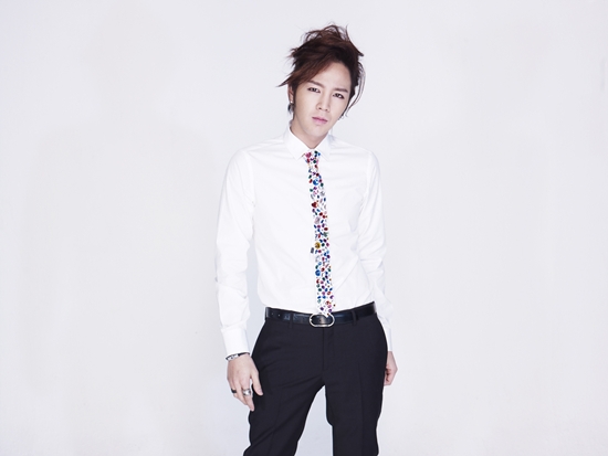 Jang Geun Suk Fights Scorching Heat by Going Shirtless