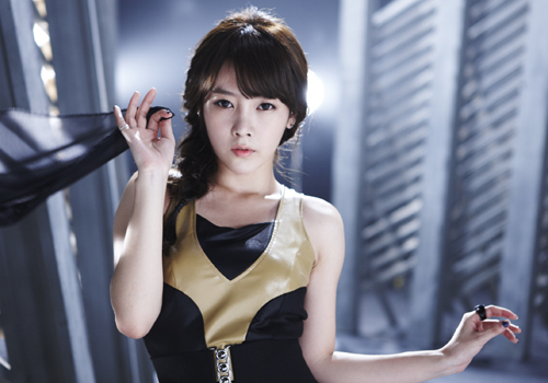 Photos of T-ara’s Soyeon Wearing a Neck Brace in Hospital Bed