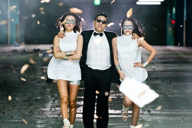 Nelly Furtado Sings “Gangnam Style” at Her Concert