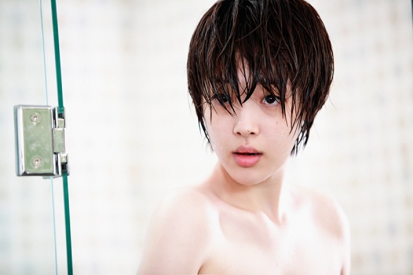 f(x)’s Sulli Pleads for Help with “Weeping” Photo