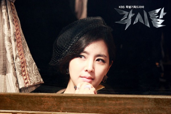 “Bridal Mask” Femme Fatale Han Chae Ah Posts On-Set Selca on Twitter