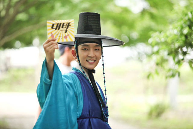“Arang” Behind The Scenes Photos of Lee Jun Ki and Kwon Oh Jung Playing Around On Set